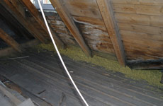 Dutiny stropu vyplněné foukanou minerální izolací